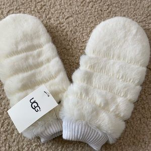 New Ugg mittens with tags
